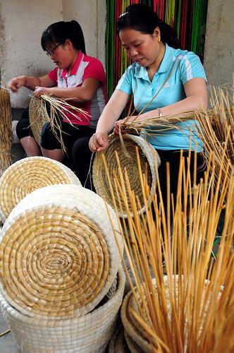 麦收时节编织忙 秸秆变身工艺品